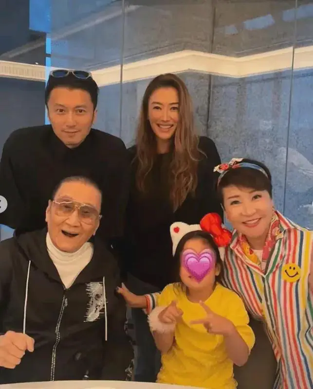 谢霆锋妹妹官宣二胎了
出生于明星世家
万千世界都看过
却也总有遗憾，
那就是有一
