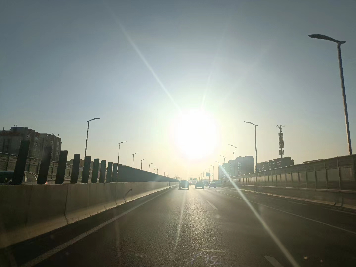 你伸出手， 你走向天边。