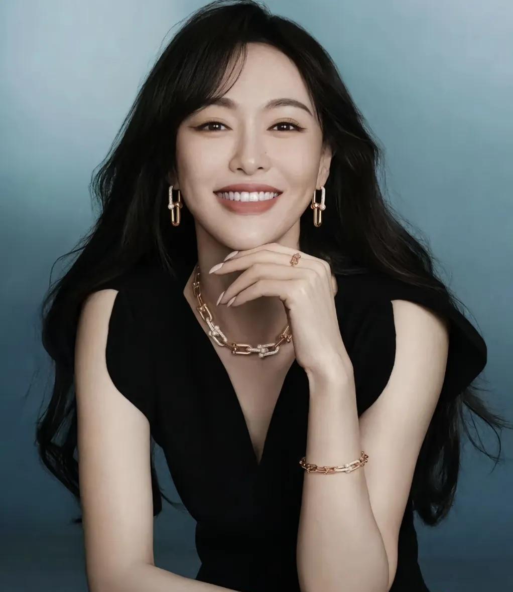 爱自己，本就是像Tiffany的经典蓝一样，自带温柔又坚定的光芒——不必追赶别人