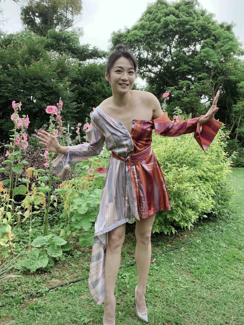 47岁的江祖平颜值还不错，虽不是大美女，不过也不难看，身材容貌姣好，怎么衣品这么