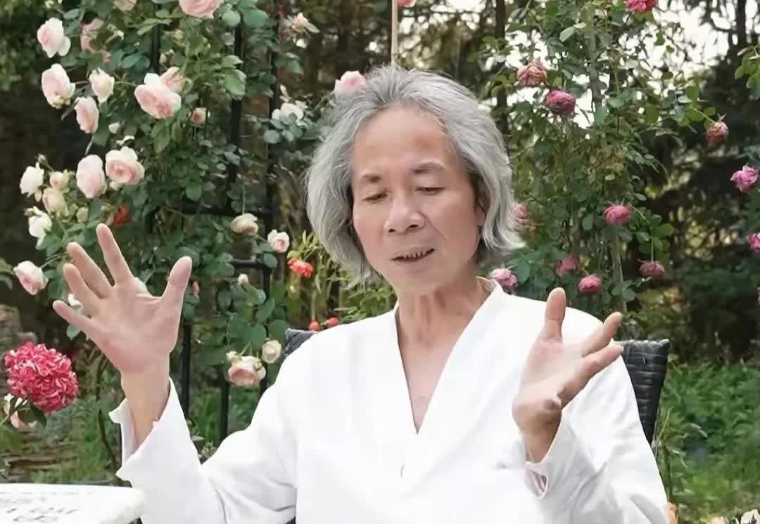杜子建对云朵嚣停了，不天天叫嚣让刀郎出来，替云朵洗白，叫累了云朵也不承他情，还落