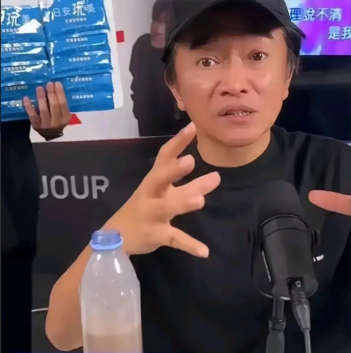 宪哥直播时候仗义执言了，他客观的说：小菲马上要举行婚礼了，请大家祝福他，小菲这孩
