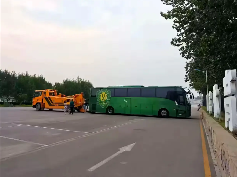 北京中赫国安的天都快塌了，北京国安球迷估计特别伤心。
目前北京国安在联赛排名第一