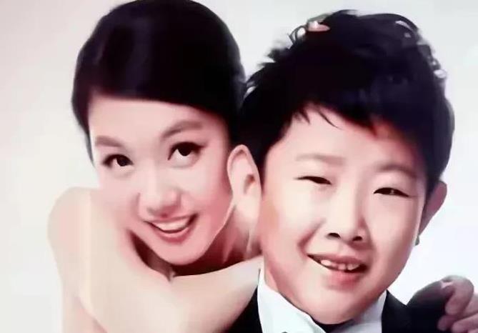 这个演員身高一米五，娃娃脸，站在成熟温婉的太太身边，就像个孩子牵着大人。侯祥真是