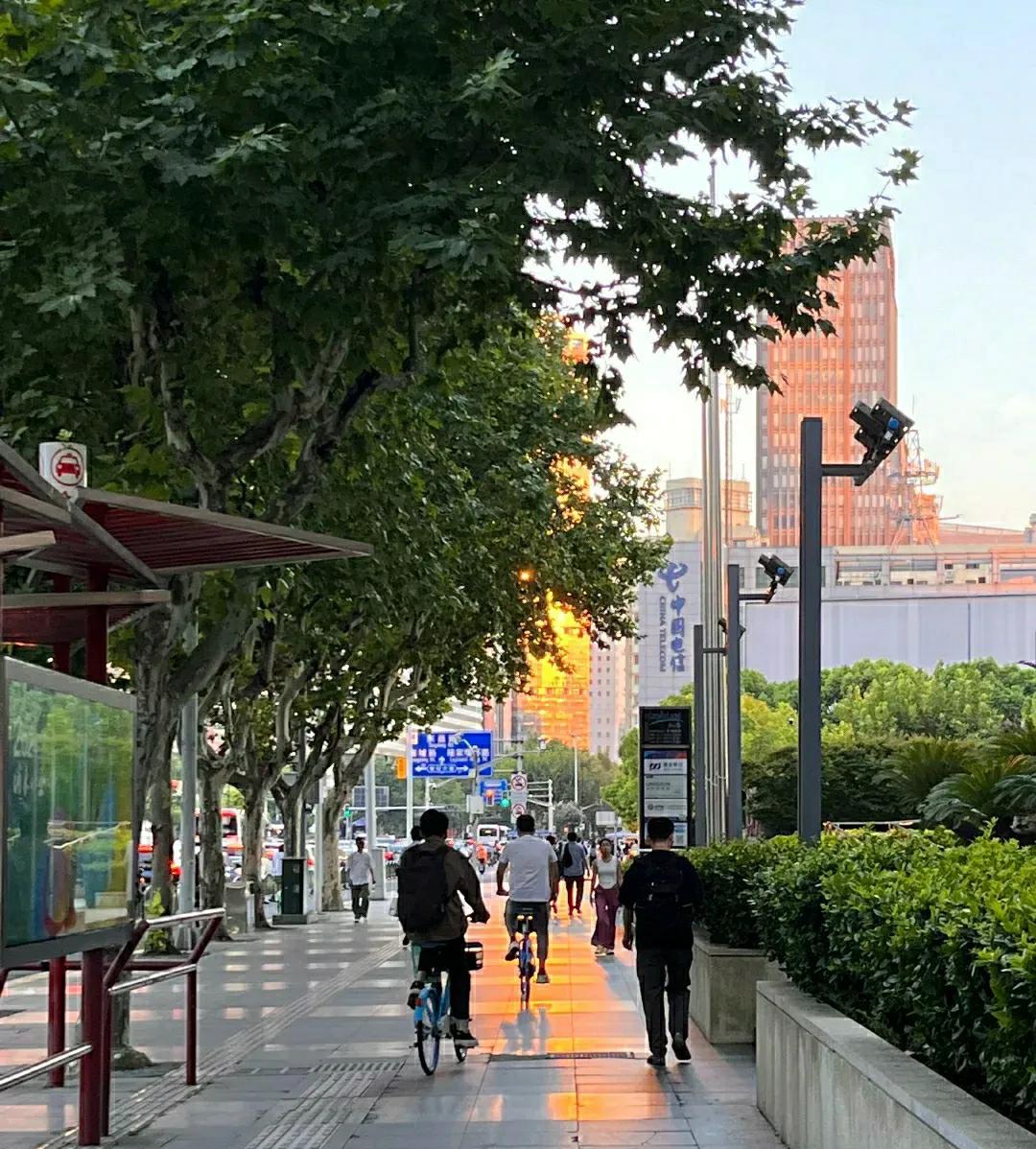 被边缘化后，千万不要做的事情
首先，千万不要喝喝咖啡摸摸鱼，刷刷手机追追剧，现在