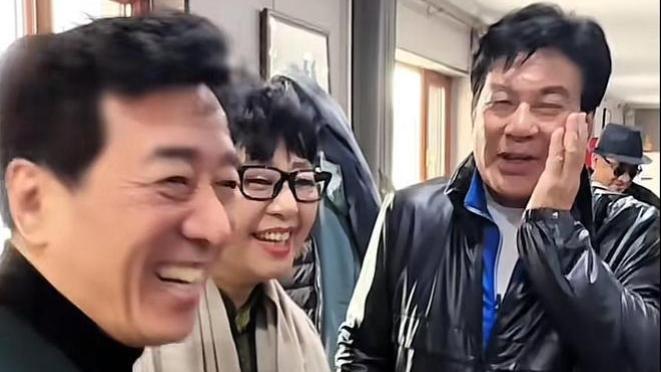 时隔多年陈佩斯朱时茂同框，老友相见先摸脸，妻子正面照曝光