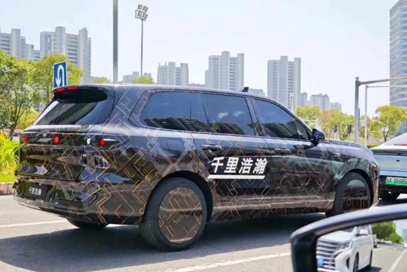 居然又来一台M9，吉利银河旗舰SUV定名吉利银河M9，这M代表Master、Mo