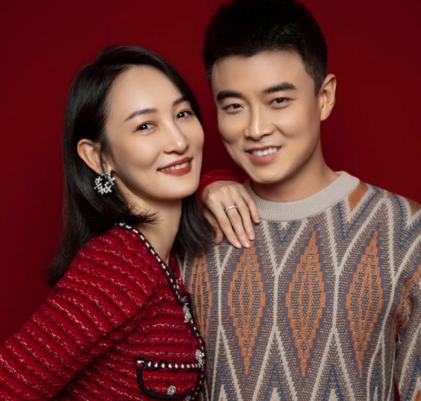 2015年，世界冠军王皓的妻子闫博雅，在跳舞时与男伴贴脸相拥。王皓黑着一张脸直接