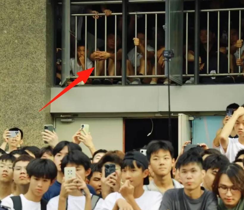 约基奇深圳行人山人海，约老师人傻了
估计约老师都没寻思在中国能这么受欢迎
毕竟谁