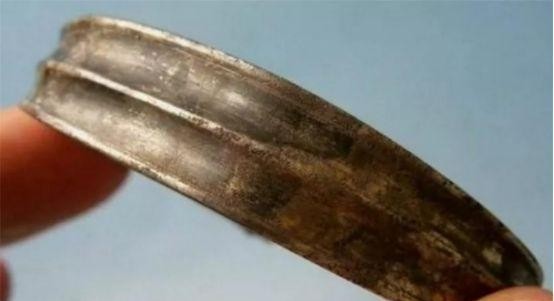 1300年前，唐朝一名贵妇将一个小纸条塞入银手镯的夹层中，这张纸条也被她带入了坟