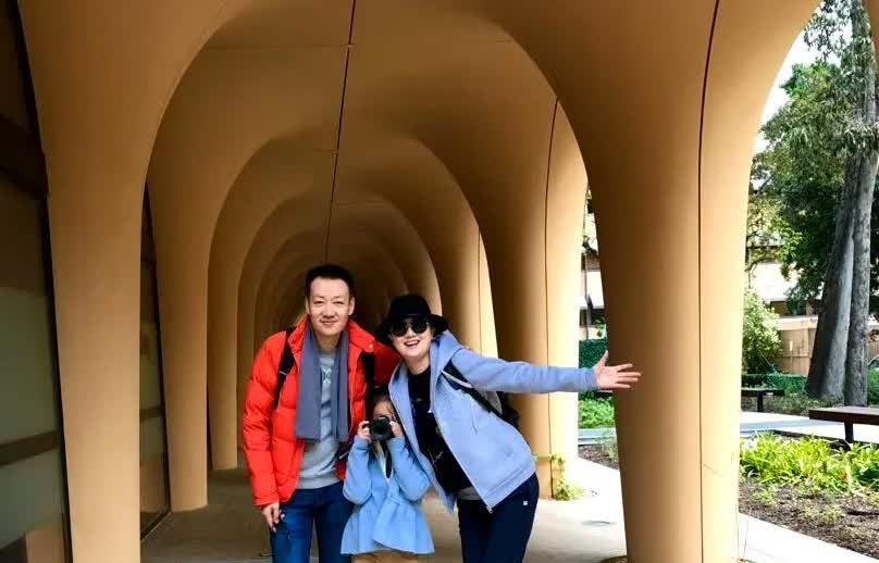 辛柏青一觉睡醒，收到2个消息  
一个是坏消息，另一个也是坏消息  
第一个
