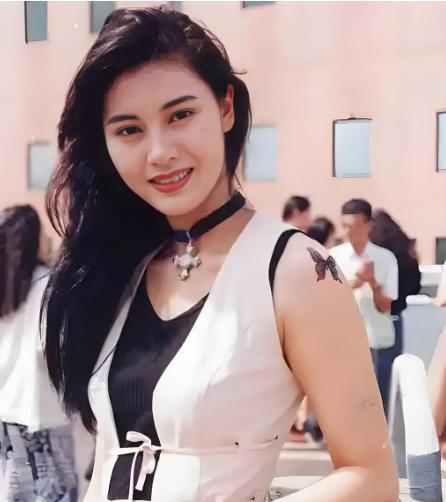 她是港圈“四大荡花”之首，是香港顶级富豪圈的太太严防死守的对象，曾气的赌王咬牙切