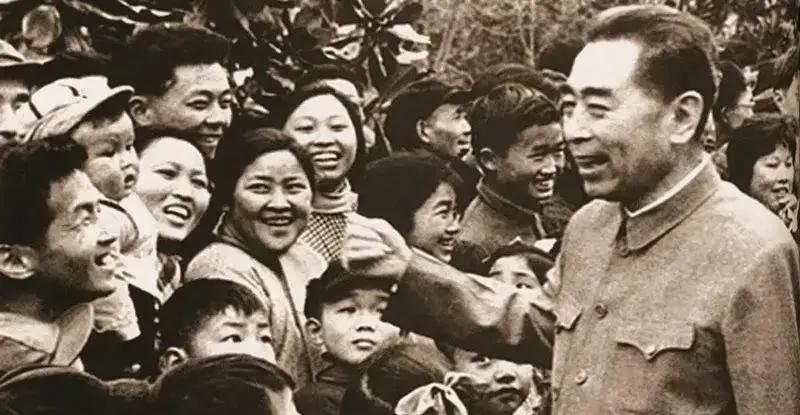 1965年，西湖畔的温暖定格  
1965年春天，周总理陪外宾访杭。忽见群众簇拥