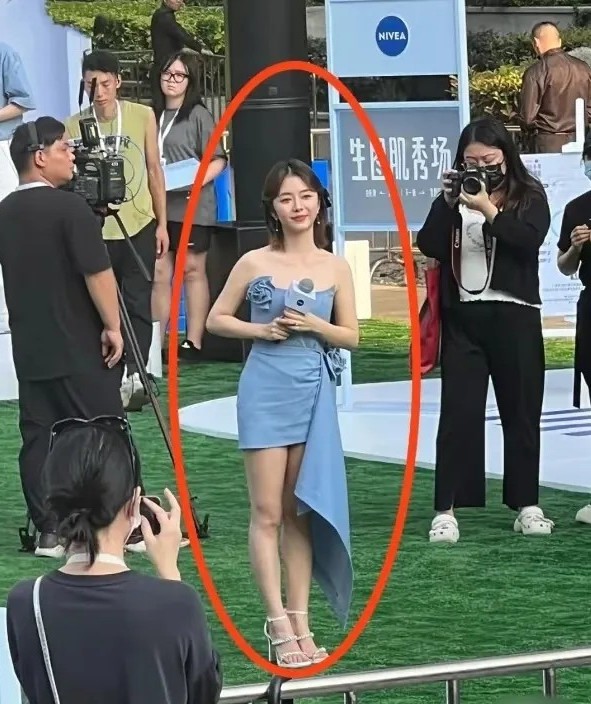 啊啊啊，家人们谁懂呀，
谭松韵现在变化好大呀！
以前是稚嫩的娃娃脸。现在已经变得