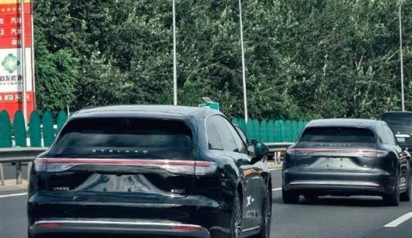 享界S9T实车曝光，鸿蒙智行把旅行车做成“精装武器”？
从图中看，享界S9T采