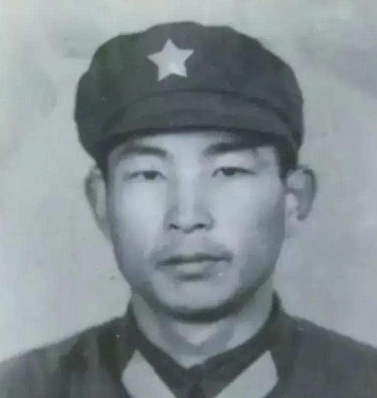 1980年，小战士许明习被越军包围。敌人瞅他孤身一人，弹药也打光了，便嚣张地喊：