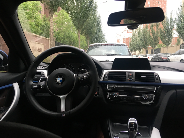 不支持CarPlay的3系
买车时F30这一代3系处于停产在售状态，不接受选装了