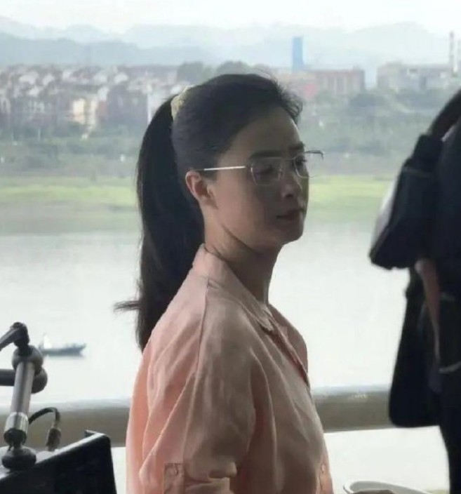 不怪那么多人喜欢她，现实中确实好看啊。

42岁的蒋欣根本看不出真实年龄，说