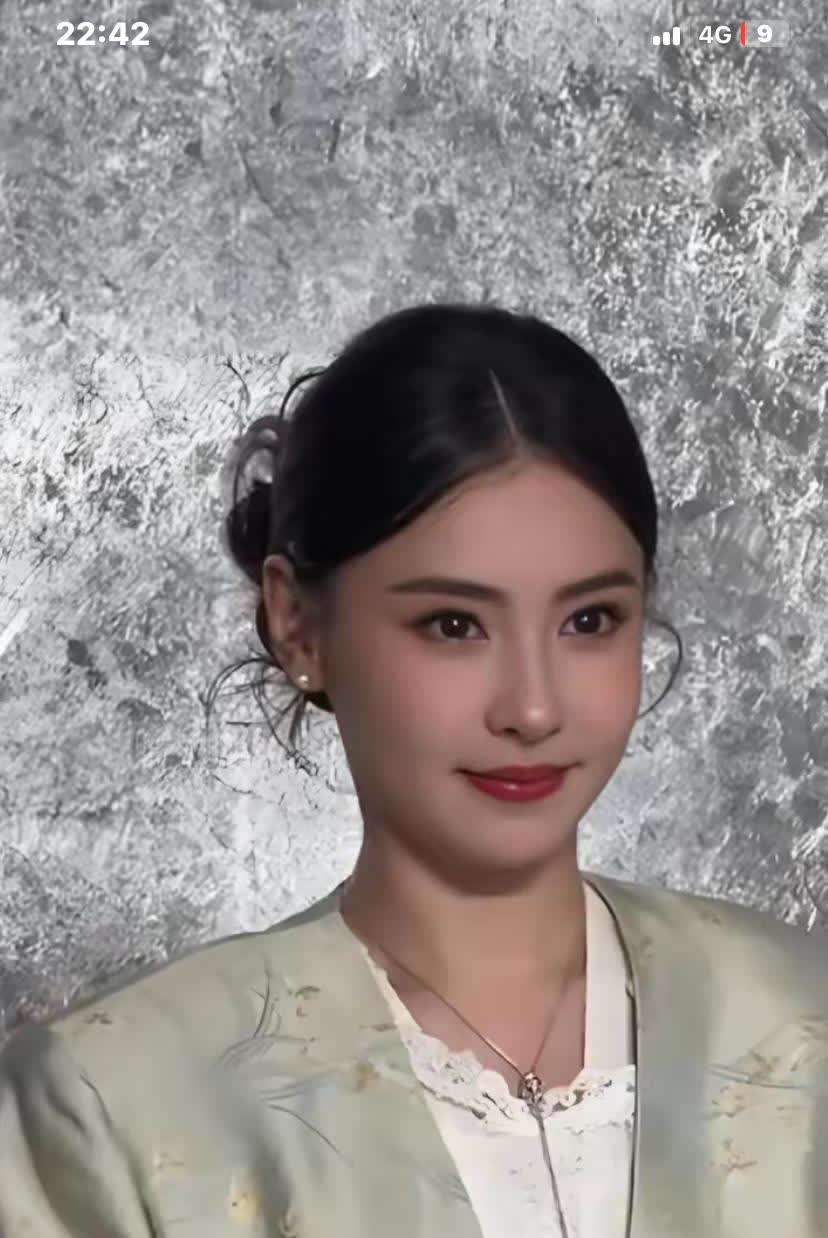 张柏芝在景得镇出席活动的照片来看，谁也不敢相信她是一个四十多岁的女人，这脸蛋，这