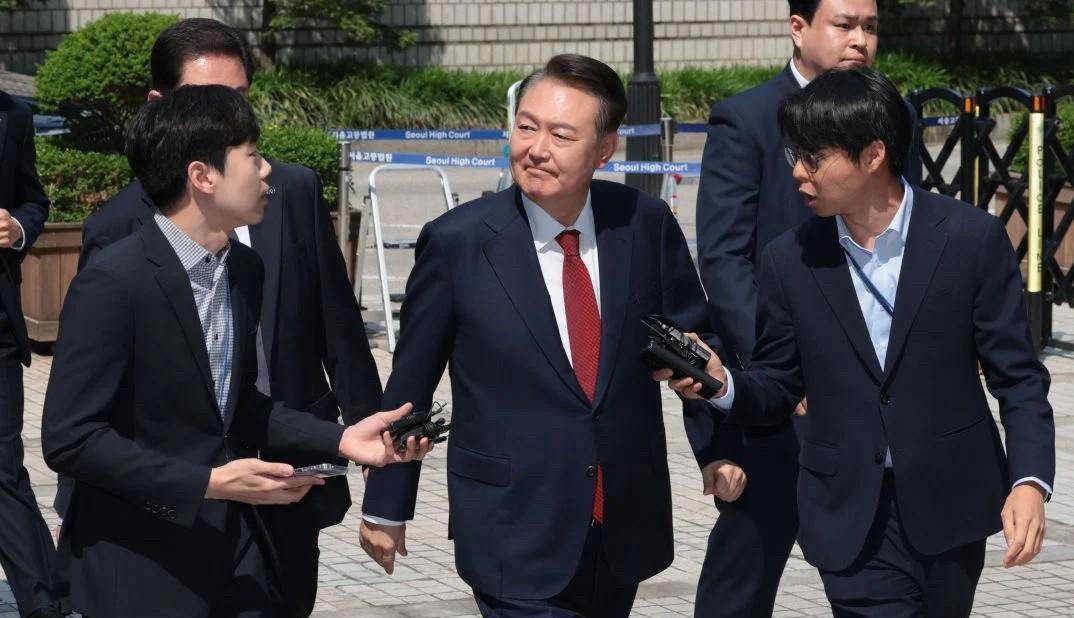 尹锡悦心情大好
当地时间26日，韩国前总统尹锡悦出席了在首尔中央地方法院举行的第