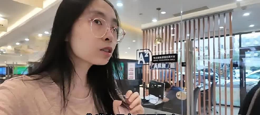 海石竹去4s店保养车子，拖着妈妈一起去，从内心感觉这妈妈真的太好，女儿有点习惯性