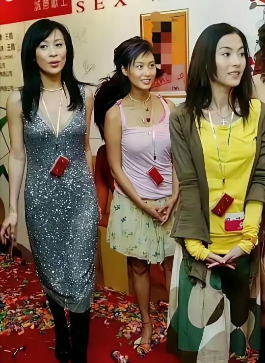 二十年前，挂个彩色手机在胸前可时髦了
现在回看是什感觉！