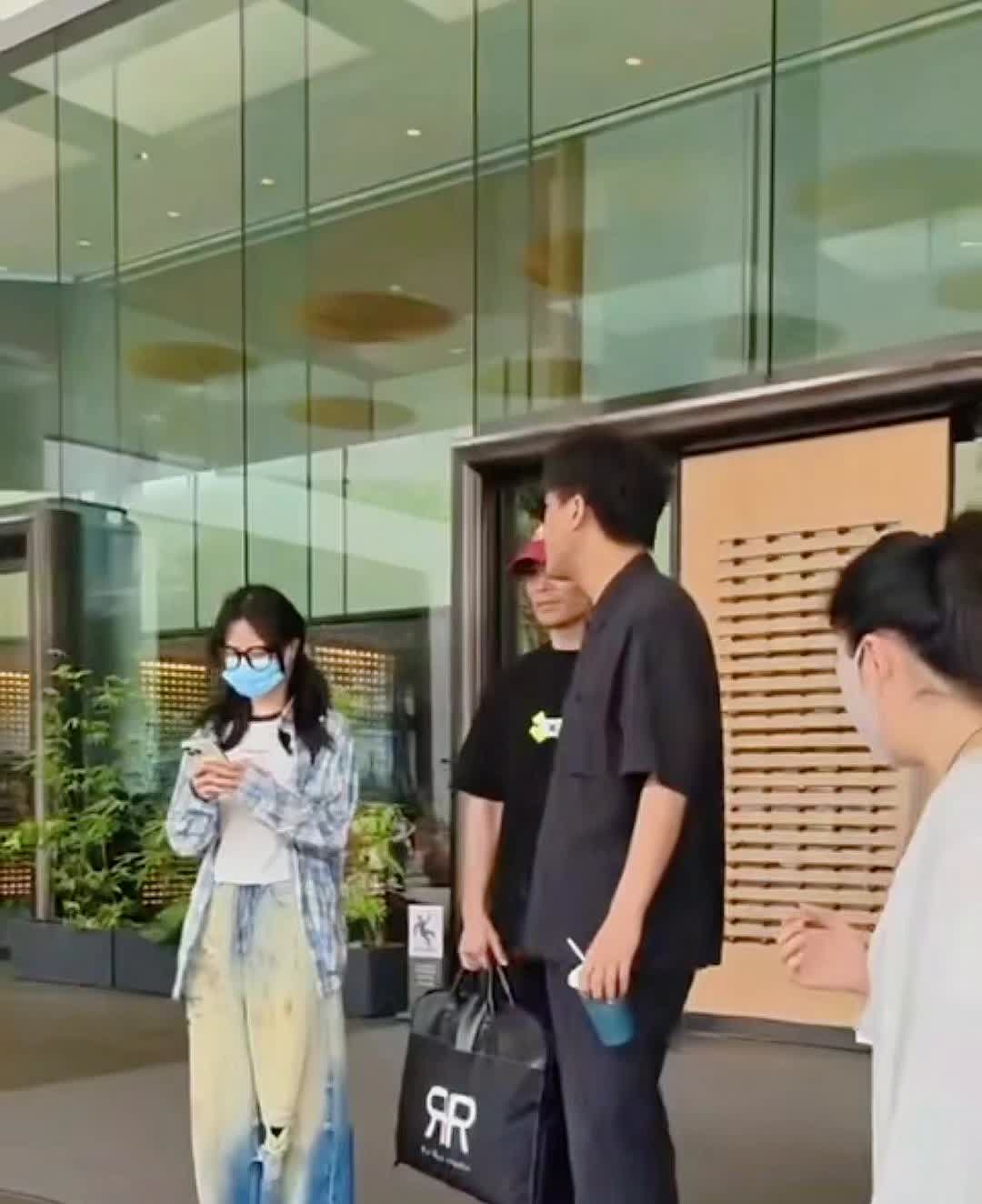 现场速递。
聚光灯已就位。