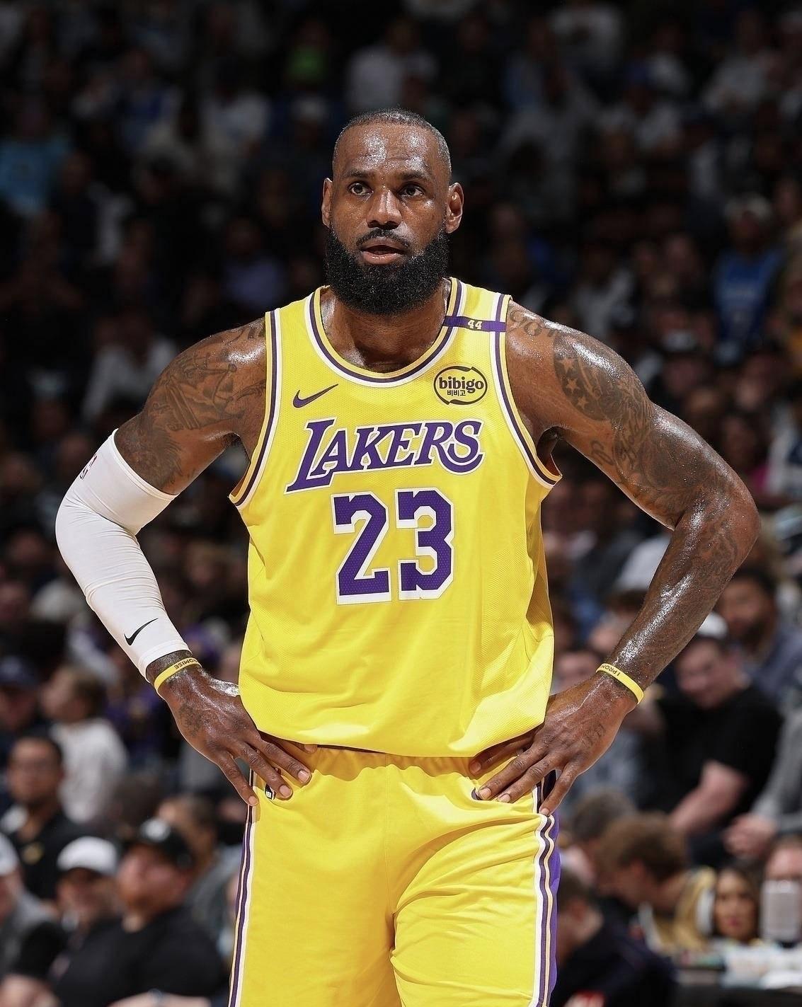 如果本赛季湖人夺冠，詹姆斯能否和乔丹并列历史第一？
乔丹是公认的篮球“之神”，很