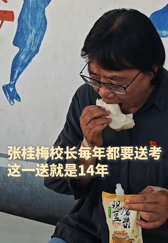 高考临近，张桂梅校长不出意外的话，又会被拍到“吃馒头送考”的照片，单从对教育的贡