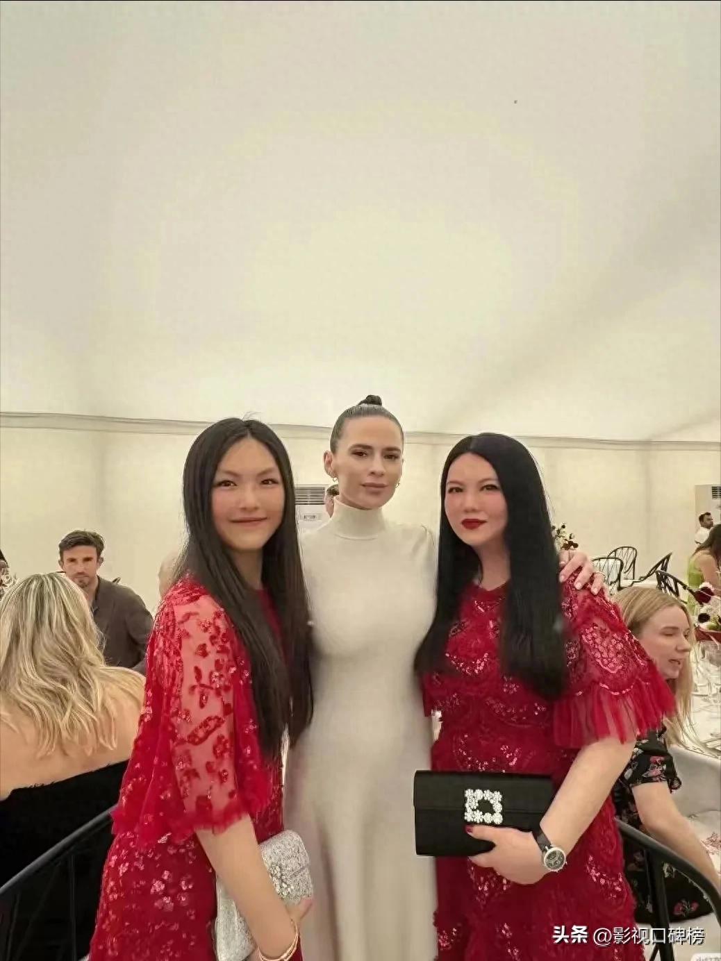 李湘带女儿参加英皇室马球赛，王诗龄长胖不少