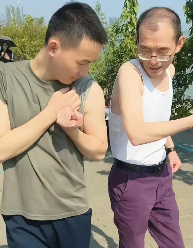 看出来了，
谢浩南爸爸现在的幸福真的很有感染力，
两父子一起秀身材太逗了。
谢浩