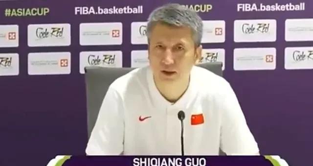 中国男篮在亚洲杯决赛中以1分之差惜败于澳大利亚队。担任解说的周琦表示：“现在没人