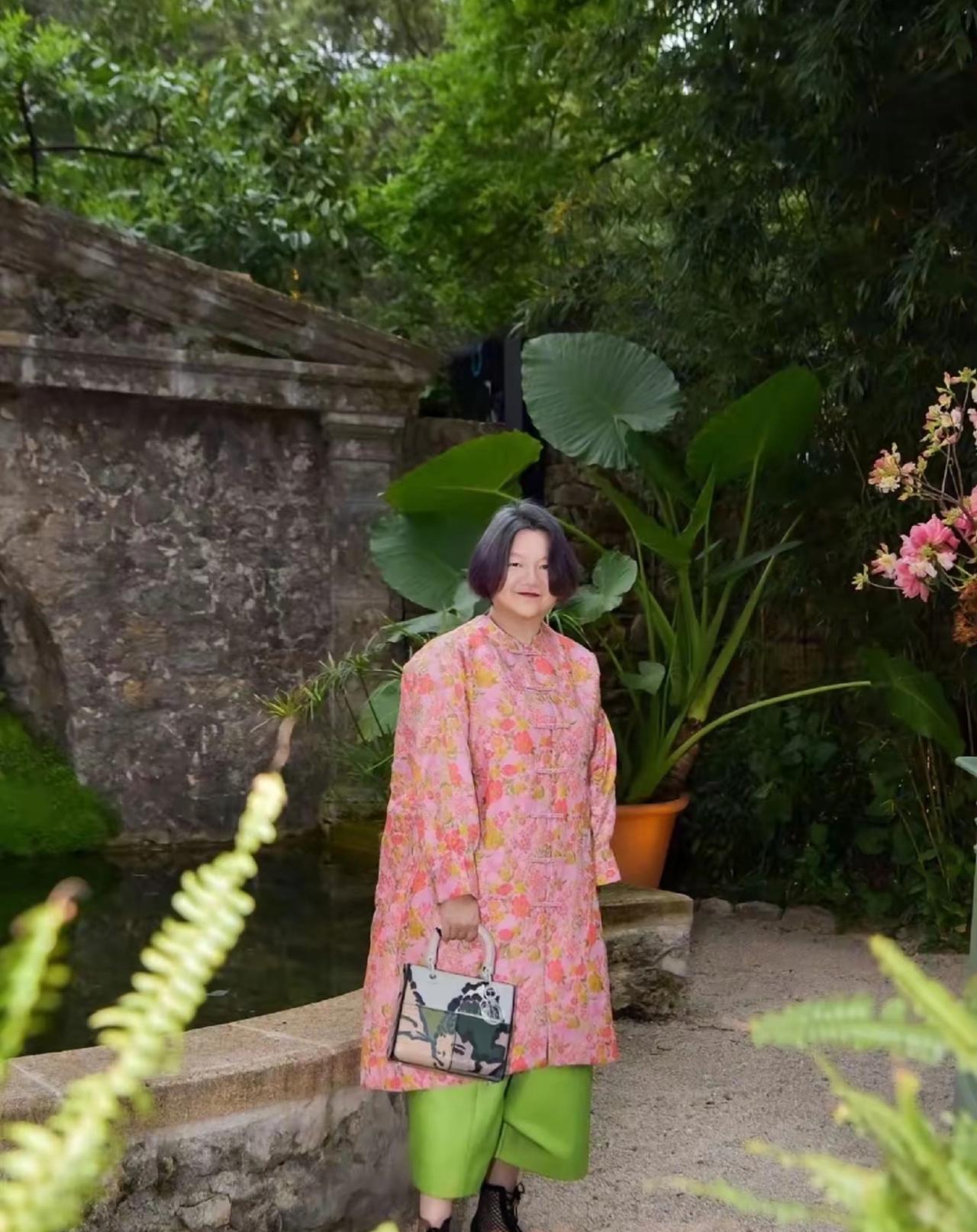 洪晃终于开始注意形象了，这一套穿搭也太惹眼了，一般人穿上肯定是灾难现场，洪晃倒是