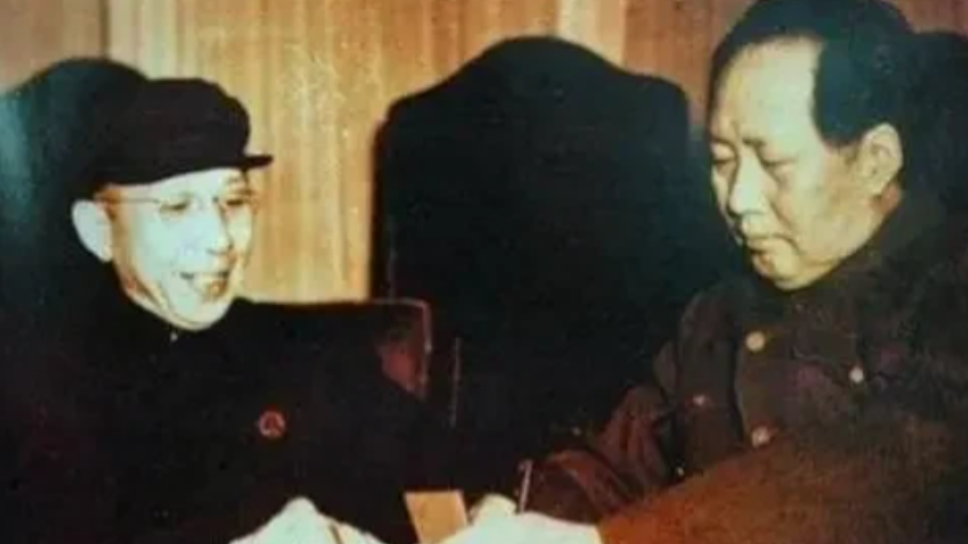 1952年，毛主席设宴邀请来自湖南家乡的客人，宴会即将开始时，毛主席忽然拉起一位
