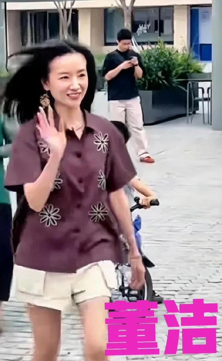 董洁的服装店开业了，可她穿的衣服却被大家吐槽了，都说太老气，像是老年人的服装，我