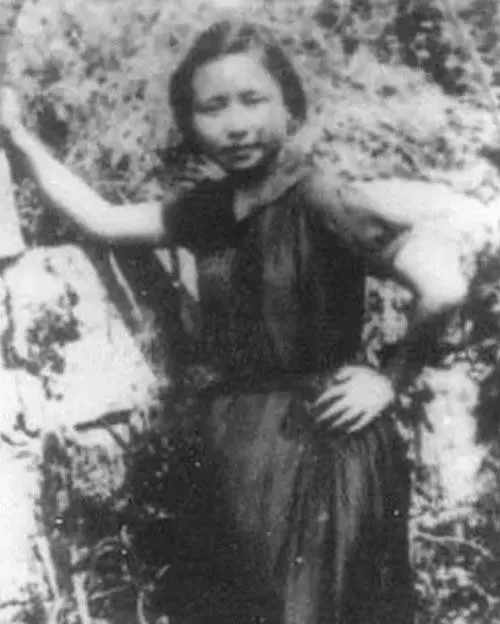 1949年，一女地下党被押上汽车。突然，特务们用绳子狠狠地套住她的脖，女地下党拼