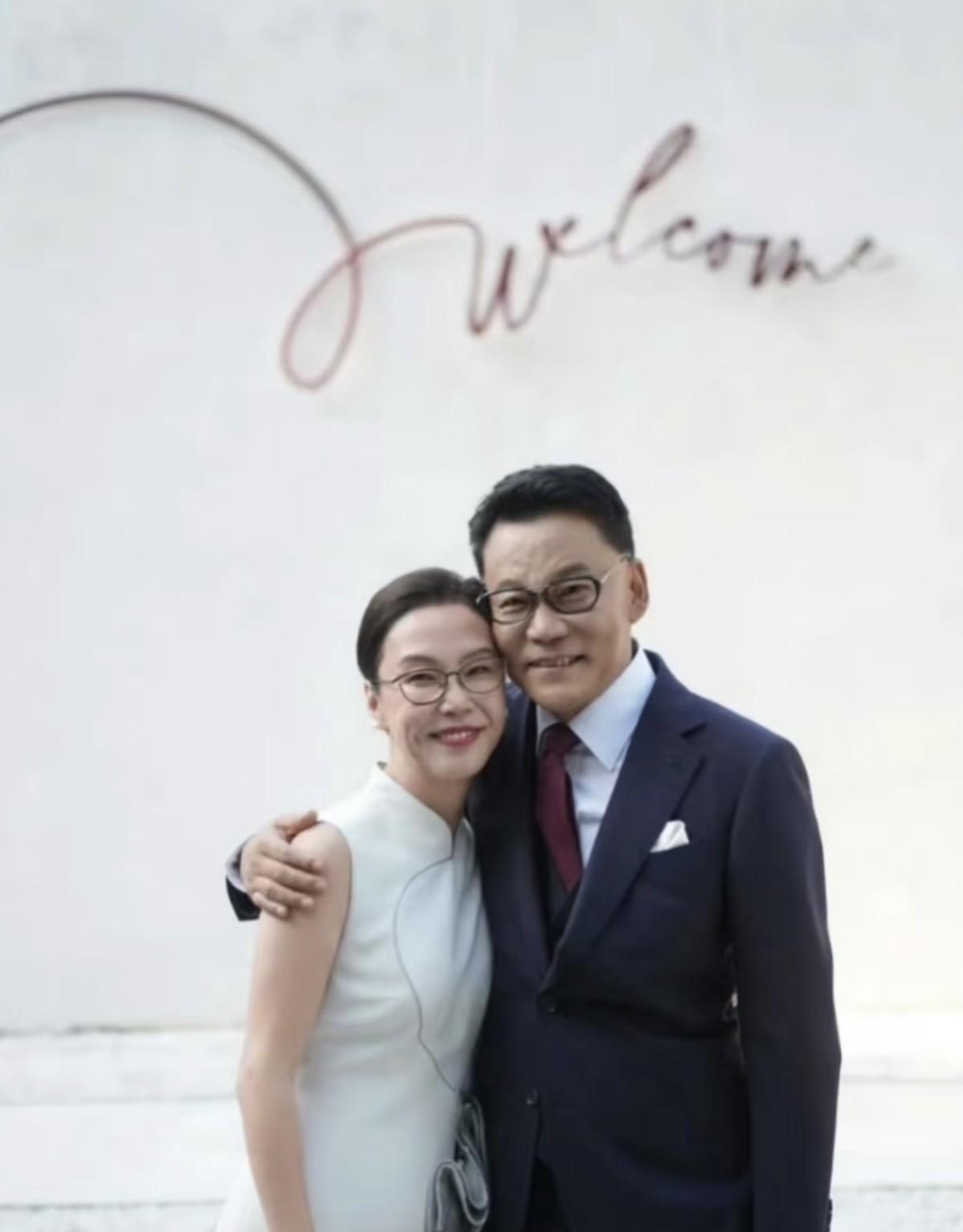 李国庆两次搂着意中人，两次都是发自内心的欣赏、喜爱。
一个是青春年少时的白月光、