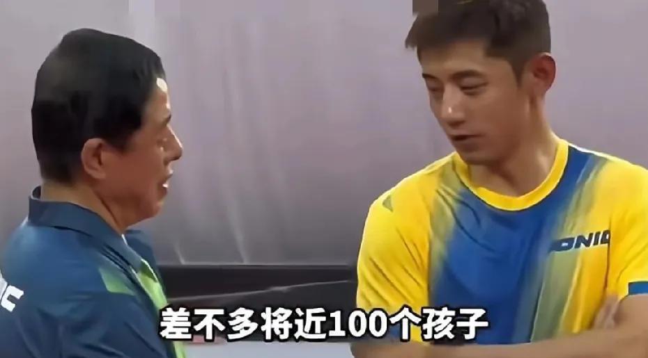 张继科乒乓球暑期集训营在杭州开班！从1000多人里挑出将近100人。学员里还有不