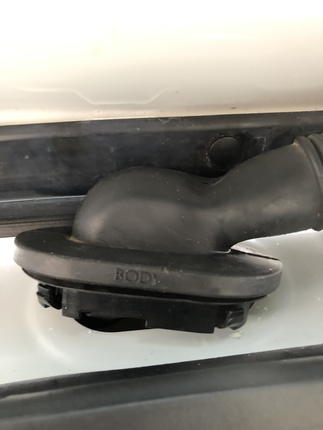 后备箱漏水
21款探界者后备箱漏水，绝对的偷工减料，今天洗车，无意中发现后备箱顶