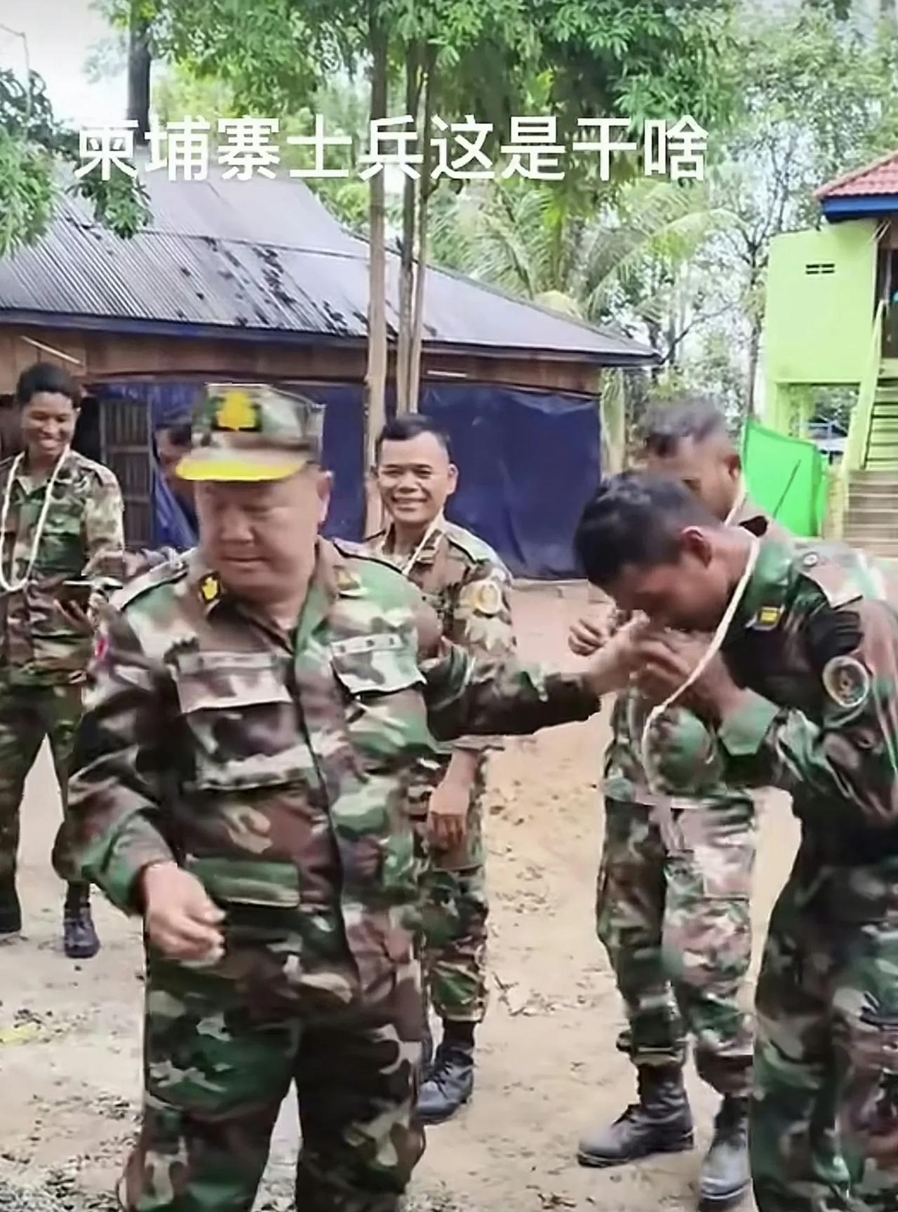 这个柬埔寨的军官在给士兵发什么“神带”！
看看这个岁数大一些的柬埔寨军官，在自己