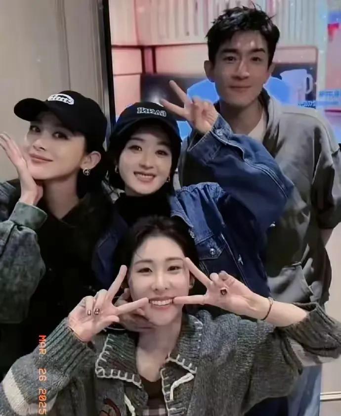 《思思娱乐》林更新与史芮伊演绎甜蜜爱情篇章，两人情深意笃，令人羡慕。而赵丽颖则一