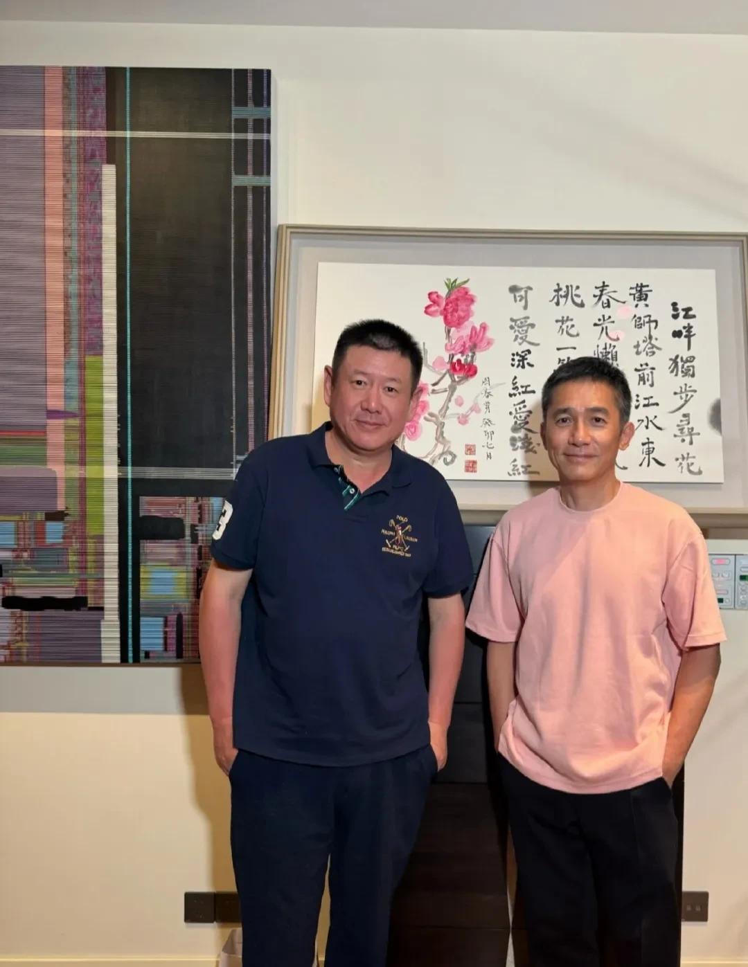看他和老婆刘嘉玲参加大秀，像一个迷路的的孩子，害羞、拘谨；然而和知心好友喝茶，他