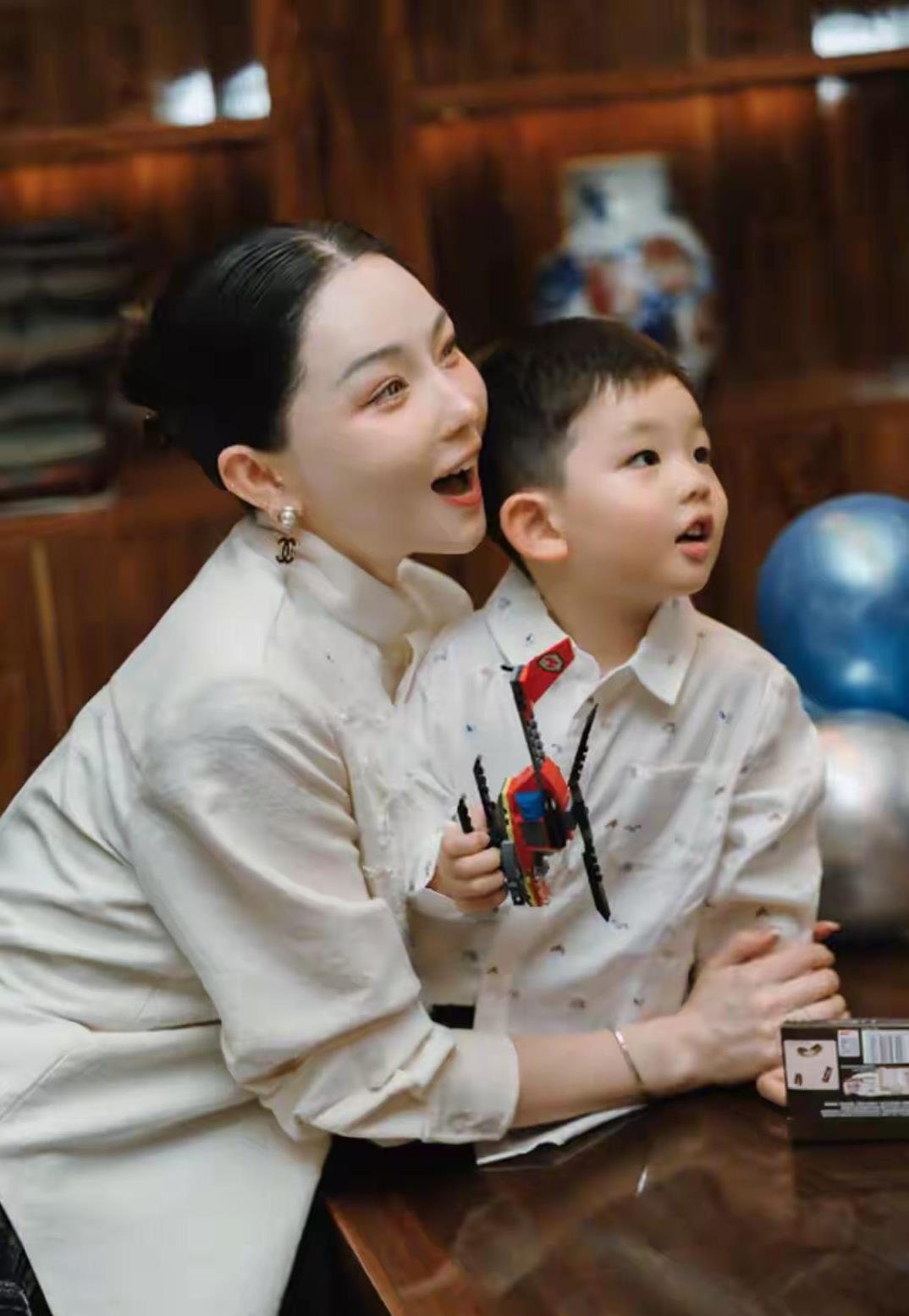 高晓松前妻夕又米如今很幸福啊 ！夕又米晒照为儿子庆三岁生日，画面中 ，小家伙被爸