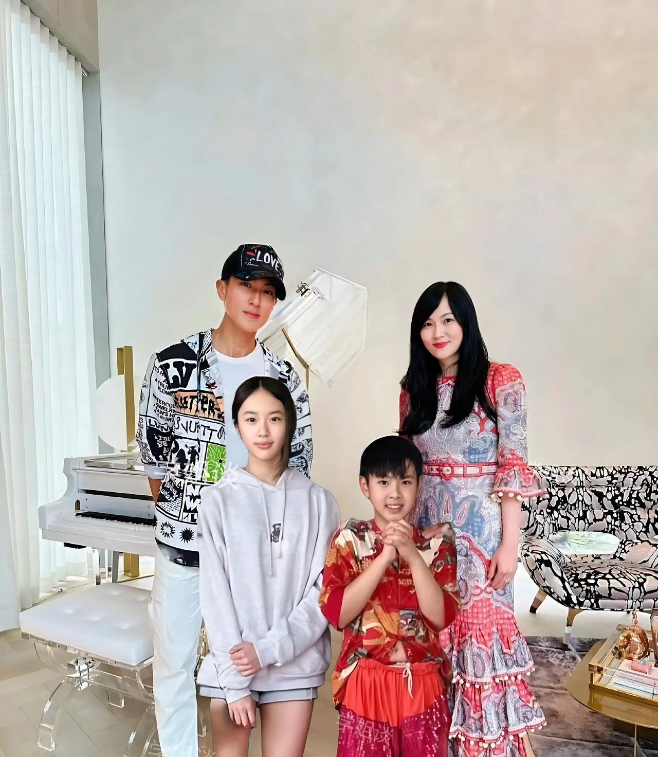 吴尊对他的老婆林丽莹很满意
因为他每次参加私人活动时都会带着老婆一起去，还会拉着