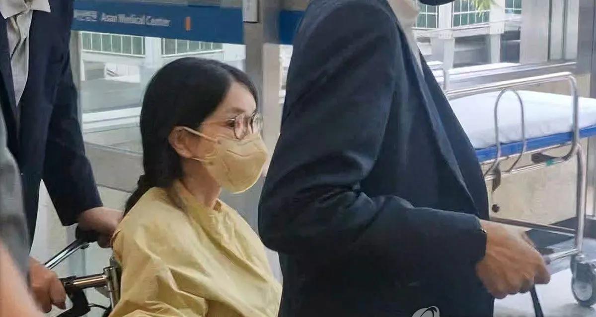 金建希呀！让你出来调查，你就装病吗？抑郁症还用坐轮椅吗？犯了那么多罪，后半生在监
