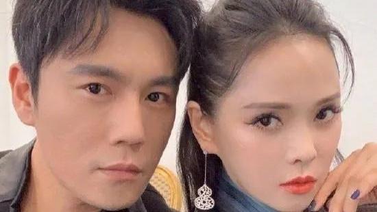 伊能静秦昊在巴黎，穿粉色情侣装，秦昊身材发福头发凌乱像流浪汉