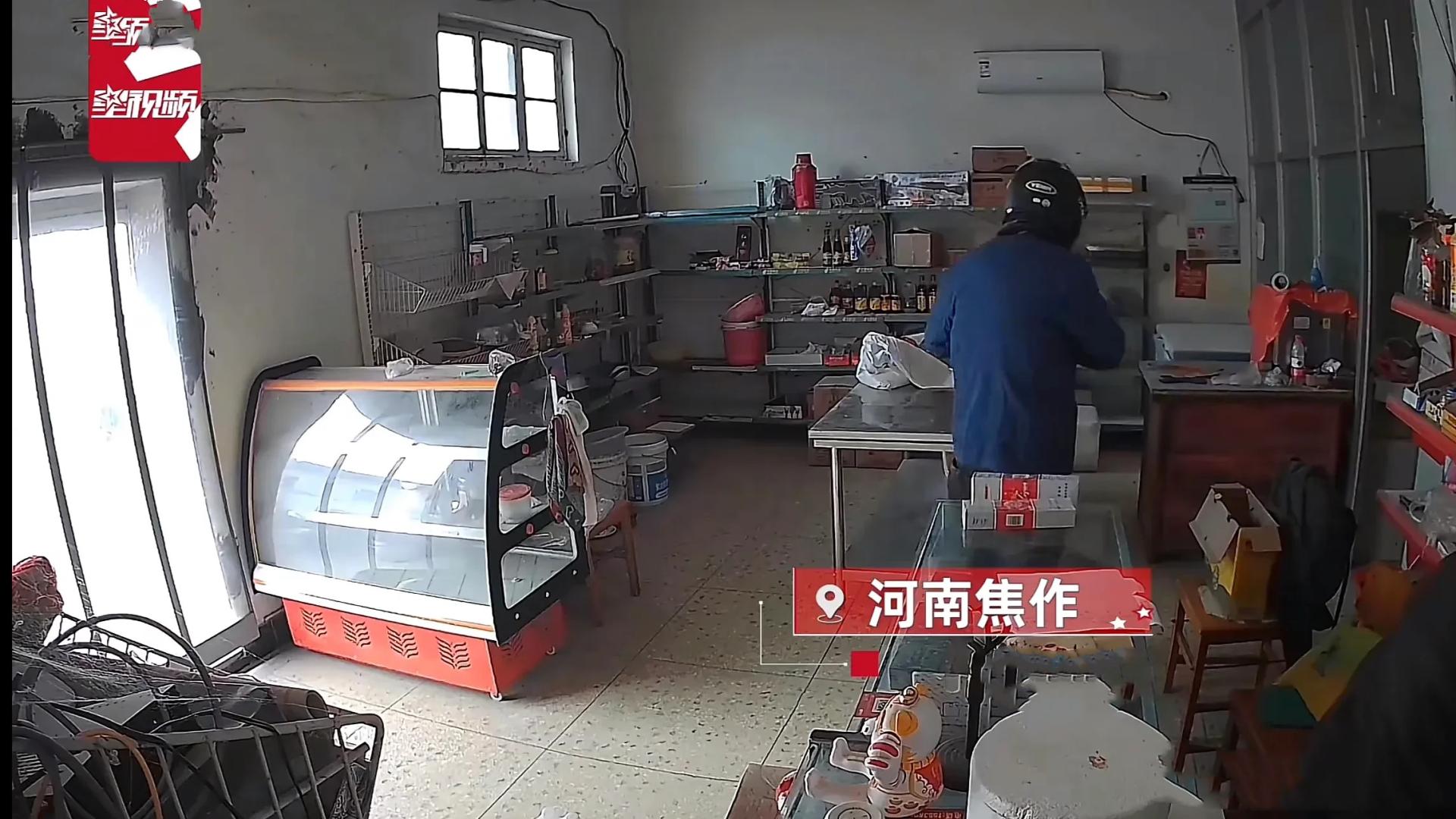 男子假意买烟支开老人，趁机盗四条香烟得手