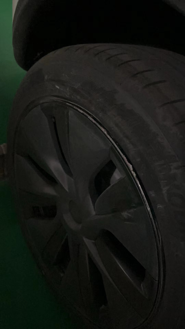 心疼modelY 提车还没满月就刮擦了
心疼啊，modelY 提车还没满月就刮擦