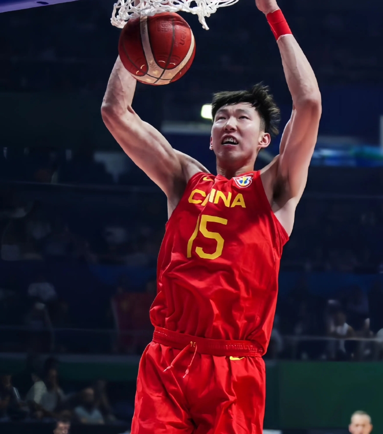 G6一战，周琦对得起他的身价，失败不能由他来背锅！
周琦戴着那个特制的眼镜，遥远