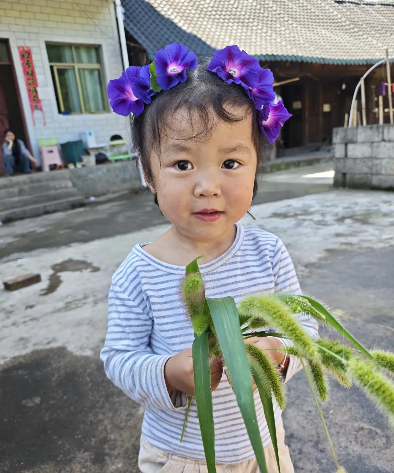 说起来这事儿
真挺让人闹心的
我二哥家那小侄女才两岁半，这孩子来得不容易——二哥